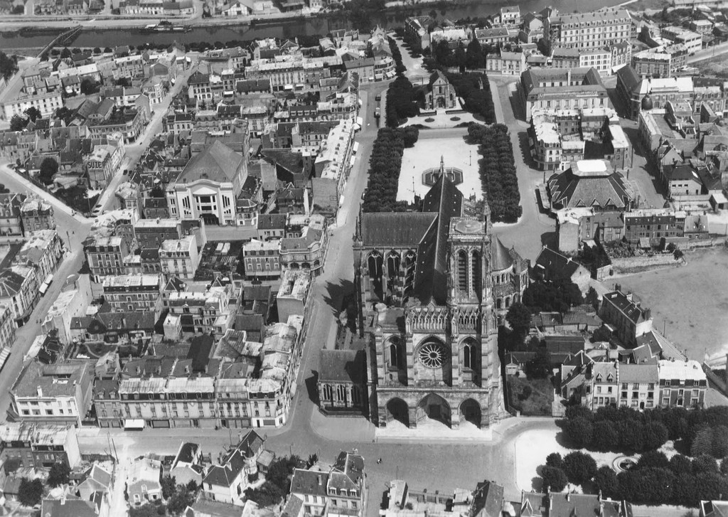 Soissons. Cathédrale Saint-Gervais Saint-Protais. Façade principale, vue aérienne