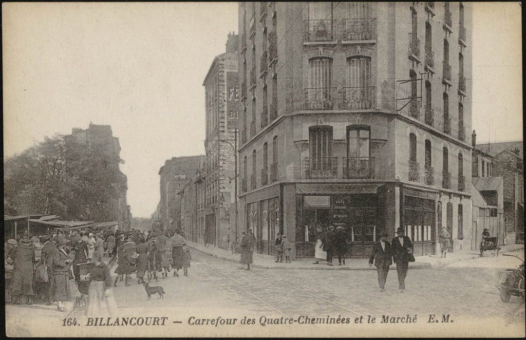 Carrefour des Quatre-Cheminées et le Marché