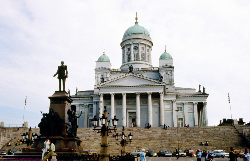 Helsingin tuomiokirkko ja Aleksanteri II: n patsas