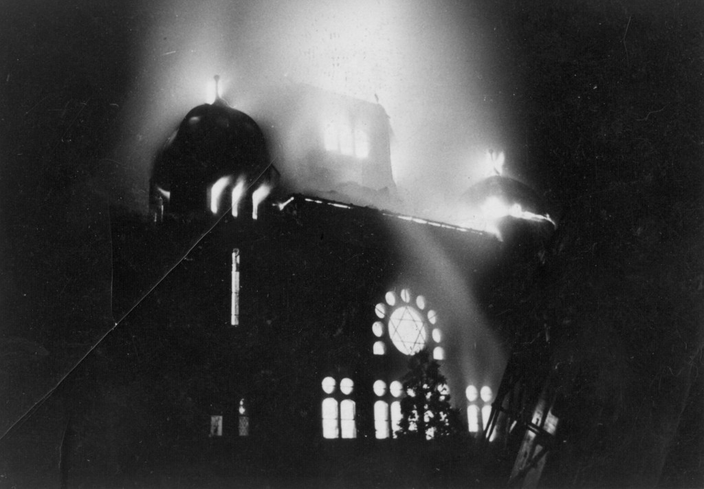 Paląca się synagoga podczas nocy kryształowej