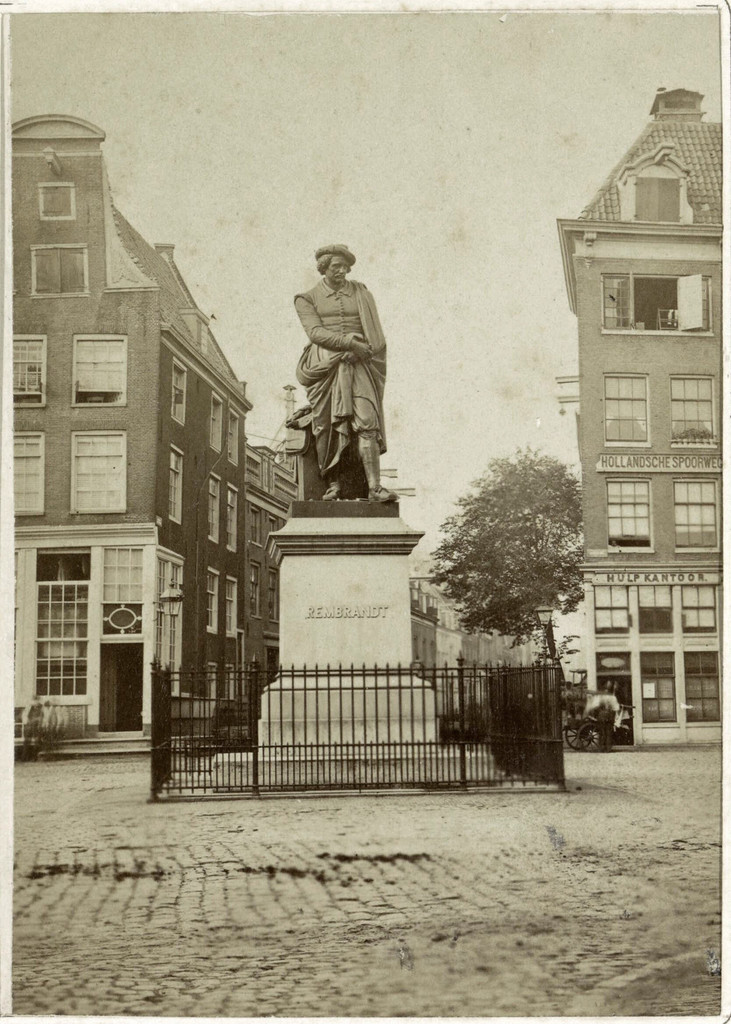 Standbeeld van Rembrandt voor de ingang van de Reguliersdwarsstraat