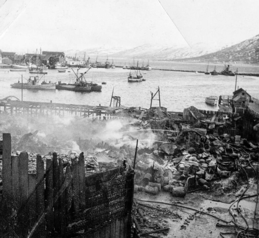Etterslukningsarbeid. Austadbrannen i Tromsø 7. april 1948