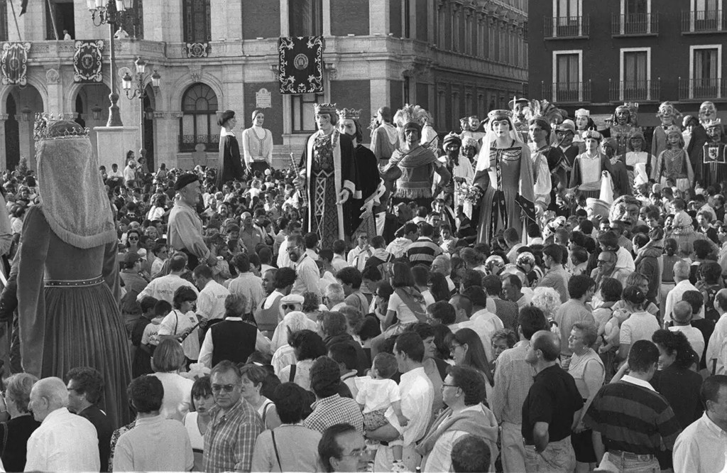 Peñas, peñistas junto a los gigantes y los cabezudos en la Plaza Mayor de Valladolid