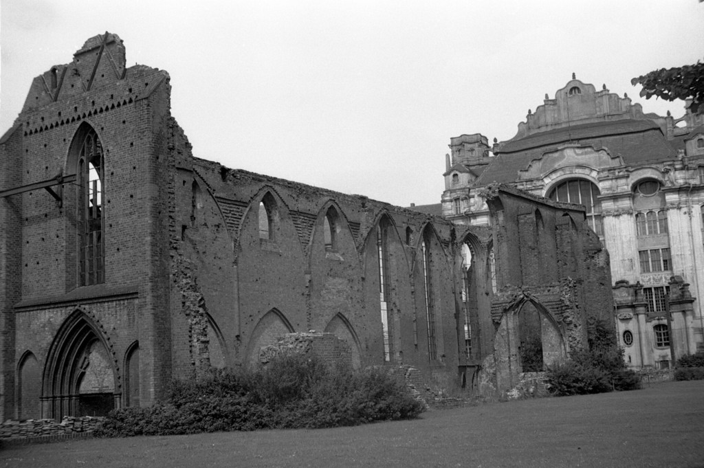 Die Ruine der Franziskaner-Klosterkirche mit Blick auf das im Hintergrund liegende Amtsgericht