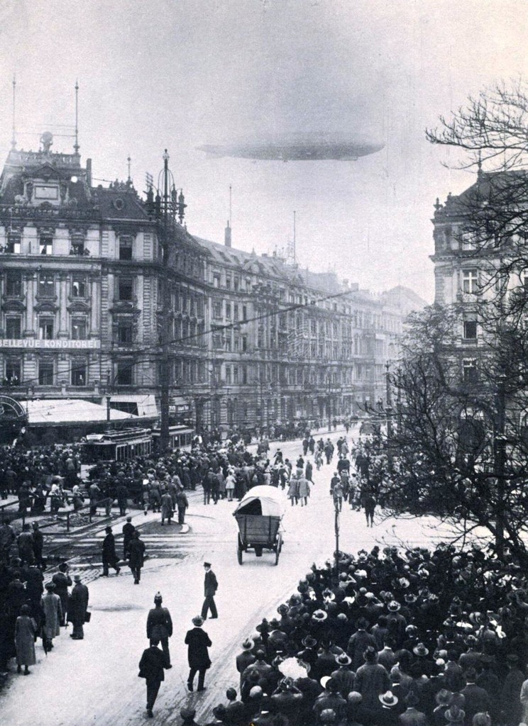 Zeppelin über dem nördlichen Teil der Königgrätzer Straße