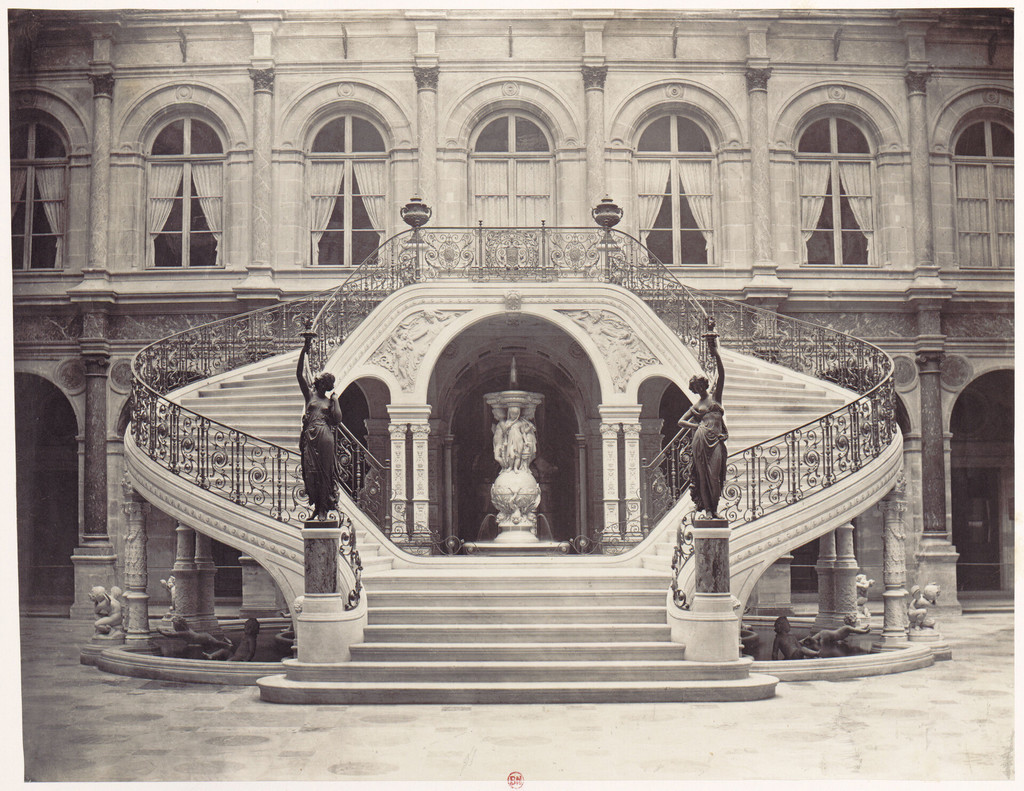 Hôtel de Ville. Cour Louis XIV, l'escalier