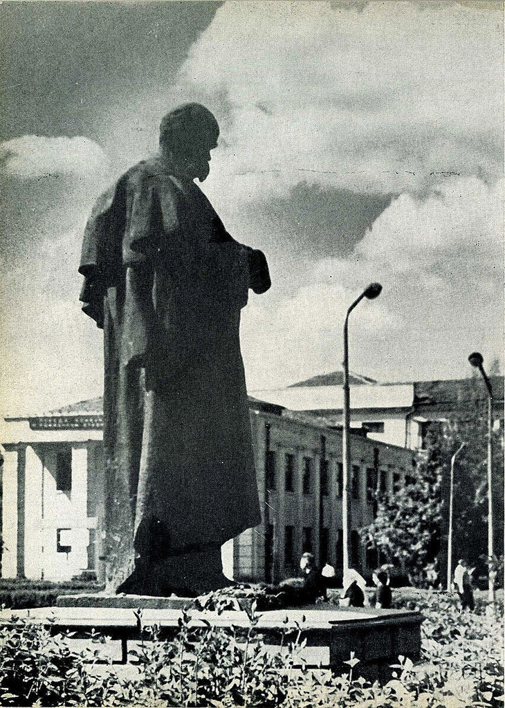 Monumentul T. G. Shevchenko la Institutul pedagogic al numelui său