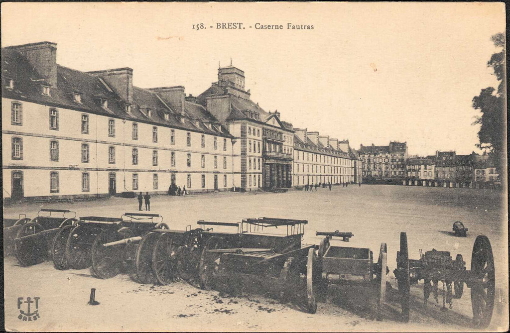 Caserne Fautras: vue d'ensemble, dans la cour, une rangée de canons
