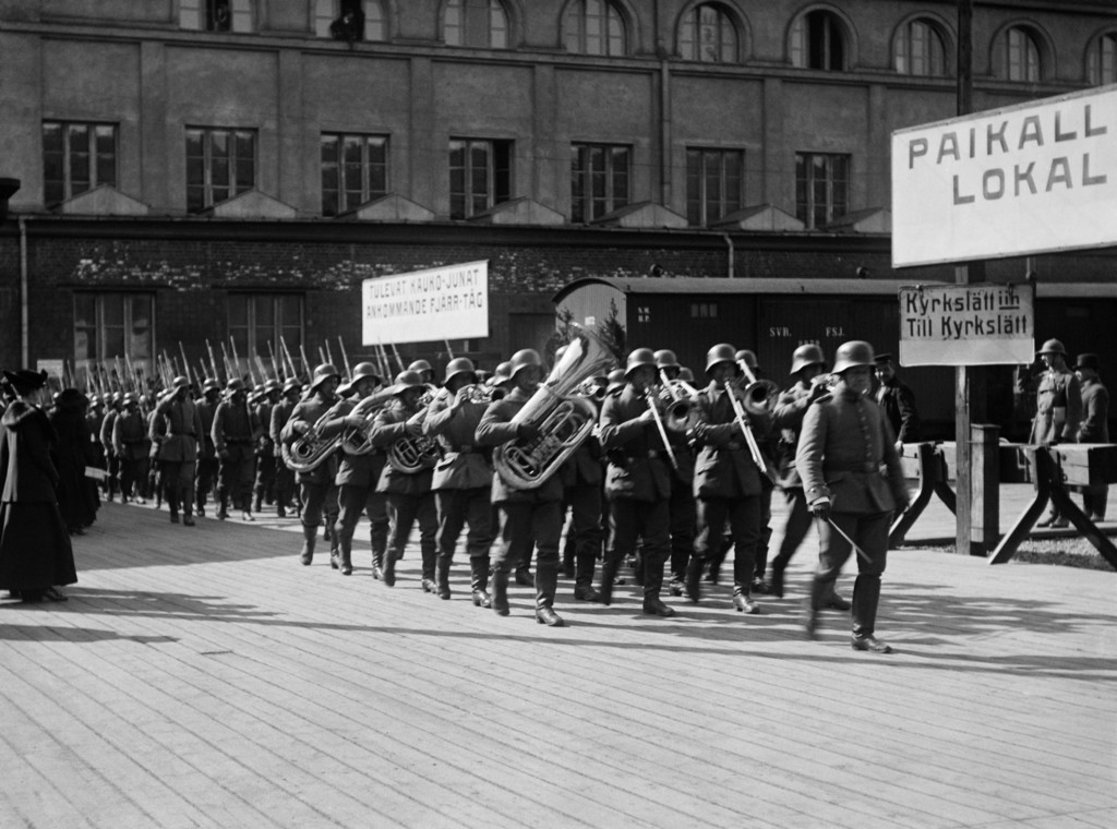 Helsingfors. Saksalaiset joukot rautatieasemalla