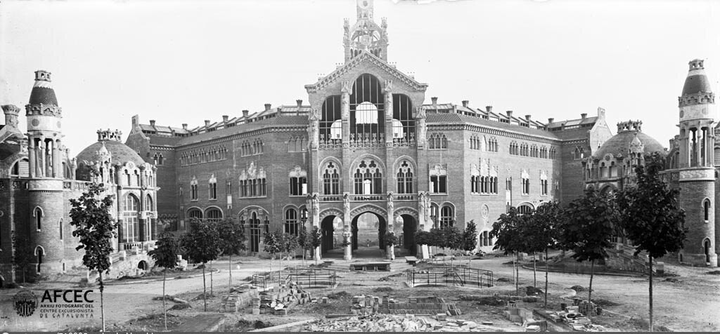 Vista frontal de l'Hospital de Sant Pau en construcció