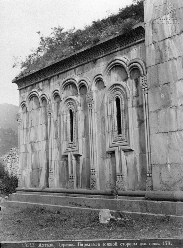 Ախթալա: Սբ. Աստվածածին եկեղեցի: Հարավային կողմի երկու պատուհանների հիմքի վրա գտնվող ռելիեֆ