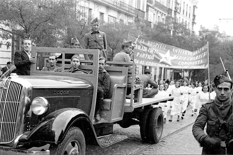 Manifestación en la calle Génova, Camión de soldados seguidos por enfermeras del hospital antitracomatoso