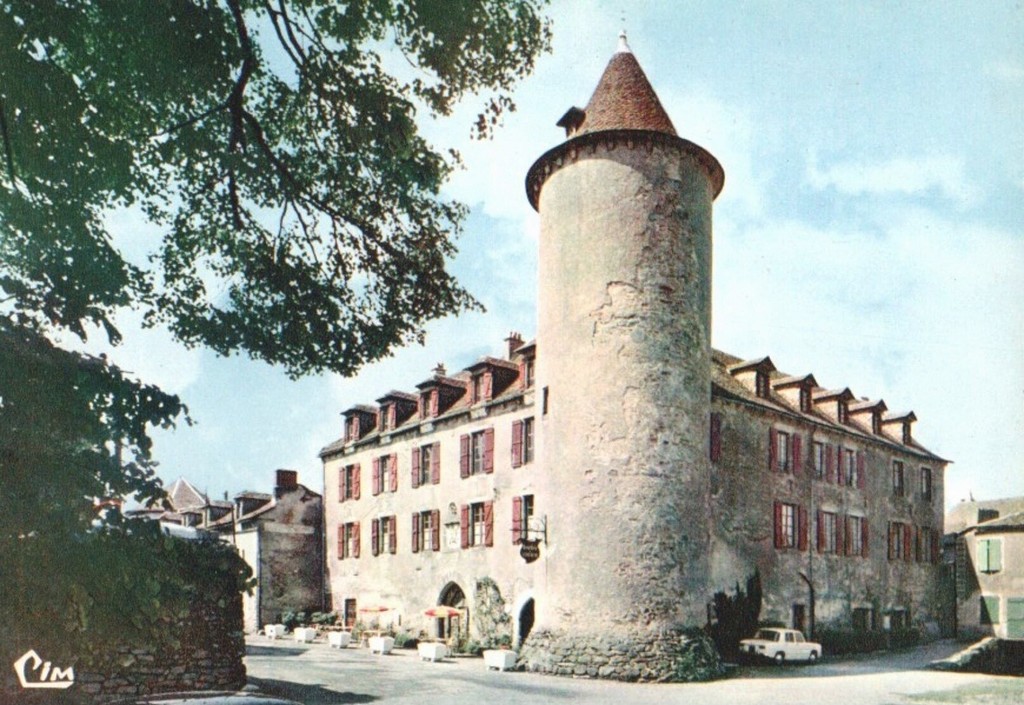 Salles-Suran. Château féodal transformé en 