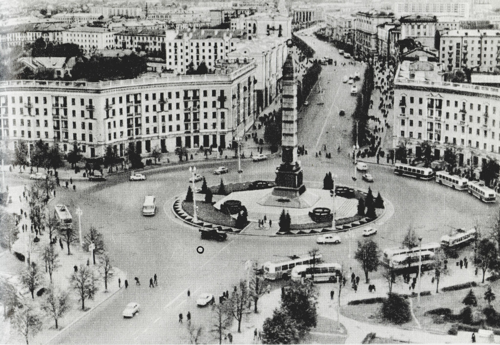 Площадь Победы. В центре памятник-обелиск советским воинам, павшим в Великой Отечественной войне