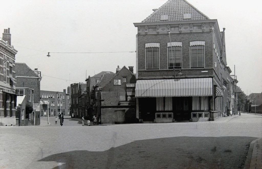 Dordrecht. Spuiplein vanuit de Boogjes naar Elfhuizen (links) en Vest (rechts) gezien