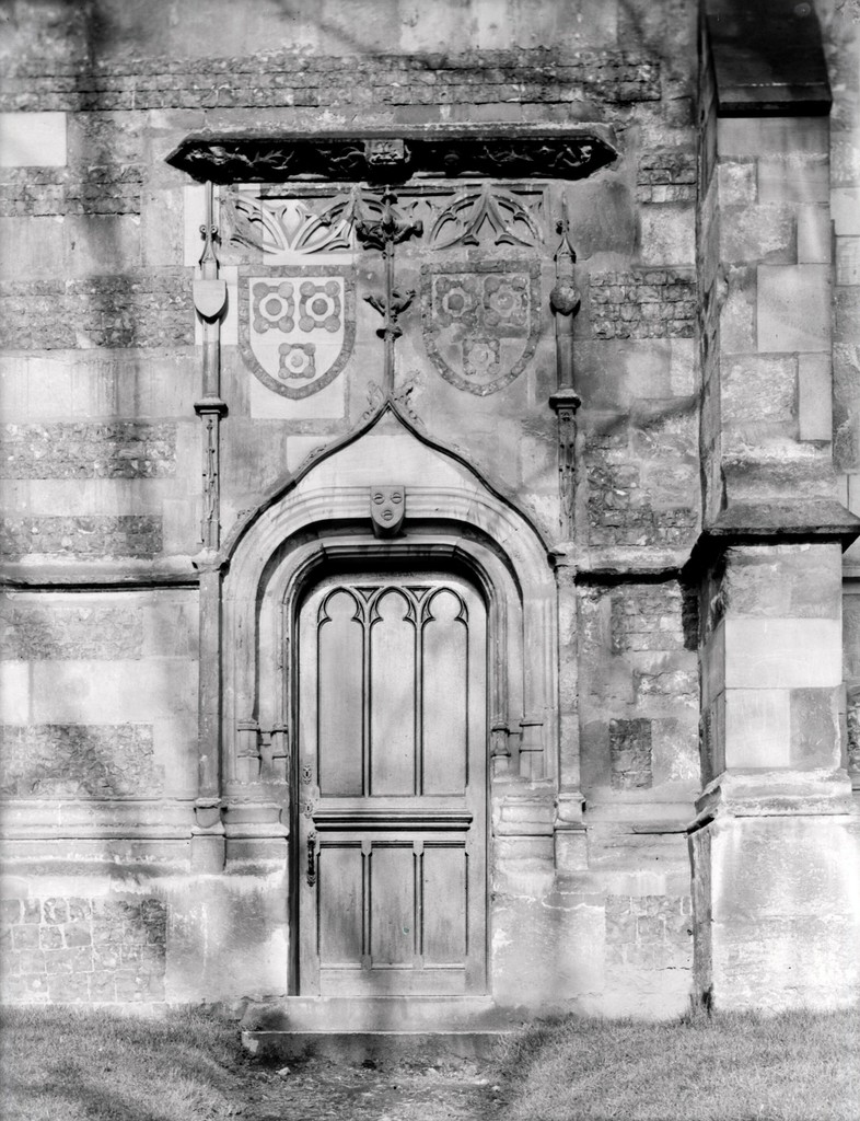 Ancienne église Saint-Michel d'Ingouville au Havre : porte latérale sud et blasons