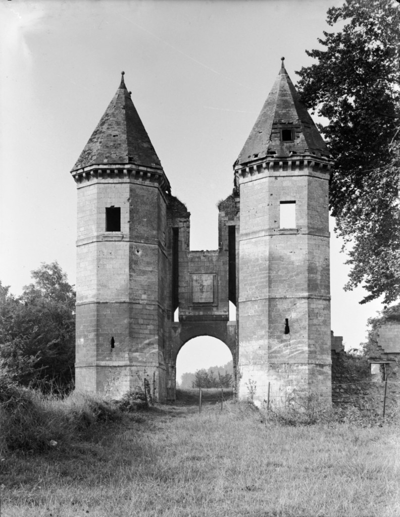 Ancien château des ducs de Luynes ou Chatellenie à Airaines : ancien pont-levis
