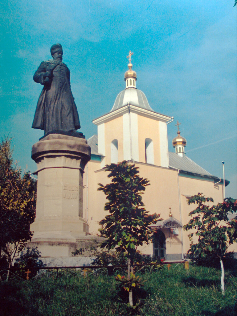 Orhei. Monumentul lui V. Lupa lângă Biserica Sf. Dmitry