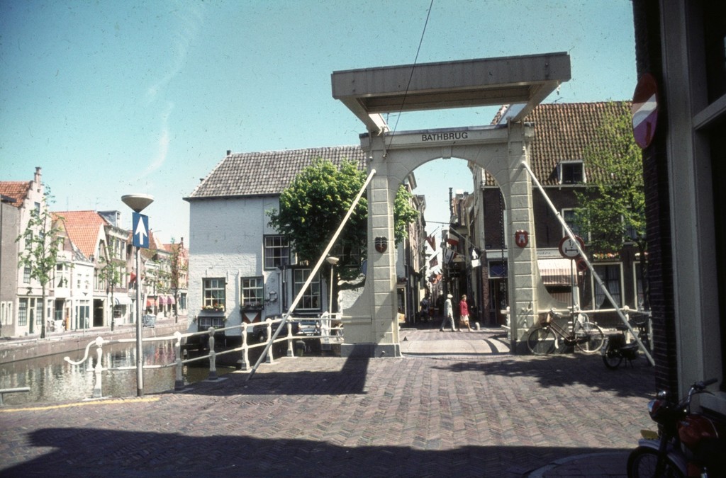 Alkmaar. Zicht vanaf Mient naar Bathbrug en Fnidsen