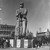 Figura del Monumento al heroico Soldado del Pueblo, levantada en el centro de la plaza de Cataluña