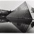 La pyramide du Louvre et deux laveurs de vitres, face aux pavillons Sully (gauche) et Denon (droite)
