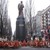 Біля пам'ятника Леніну в Києві