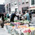 Bloemen verkoop op de Markt met rechts Café De Poort