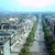 Vue sur les Champs Élysées du haut de l'Arc de Triomphe à Paris