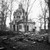 Česká Lípa, nový židovský hřbitov, v pozadí obřadní síň a hřbitovní brána