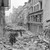 Soldats canadiens patrouillent rue Saint-Pierre détruite