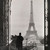 Quarante ans après avoir terminé la Tour Eiffel, un homme apprécie la vue emblématique