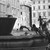 Bambini fanno il bagno in una fontana di piazza Farnese
