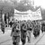 Soldados en la manifestación de la calle Génova con una pancarta del Quinto Regimiento de milicias invitando a alistarse