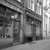 Arke Noachstraat. Links slijterij en café Oranje Koffiehuis