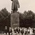 Grupas momentuzņēmums pret pieminekļa fonu Lenin