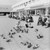 Kinder füttern Tauben auf dem Alexanderplatz