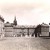 Hradčanské náměstí v pozadí s Pražským hradem. V pozadí jedna stojící vež Svatovítského chrámu