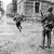 Cherbourg, Des soldats US traversent en courant une rue sous le feu de l'ennemi