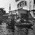 大约在1940年，人们在上海被水淹没的街道上乘船旅行