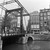 Kloveniersburgwal 123-129, onderbroken door de Staalstraat. Op de voorgrond brug 222