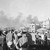 1937 年 8 月，上海上空烟雾缭绕，士兵们站在建筑物的屋顶上