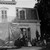 Champel: portrait de groupe devant la maison Tavan