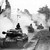 Sowjetische Panzer fahren am Brandenburger Tor vorbei