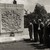 Členové orchestru u pomníku padlým hrdinům na Vojenském hřbitově na Olšanech
