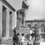 Ռահվիրաներ Շահումյանի հուշարձանի մոտ ՝ նույն անվանման հրապարակում