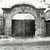 Vysočany, kaple. Рohled na vstupní bránu do domu čp. 72 (Jetelka) s kapličkou po levé straně