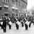Muziekkorps De Postharmonie in de 8 oktoberoptocht in de st. Laurensstraat