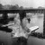 Démolition du vieux pont de la Tournelle: après l'explosion les pêcheurs ramassent les poissons