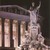 Parlamentsgebäude mit Skulptur Pallas Athene