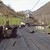 Un tren de sedanes vacíos llega al sitio de una operación minera, hacia Villaseca de Laciana